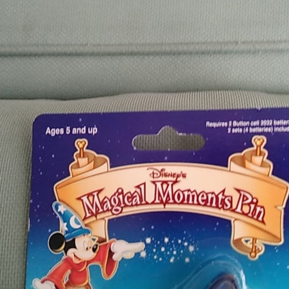 WDW MAGICAL MOMENTS PIN - Picture 2 of 9